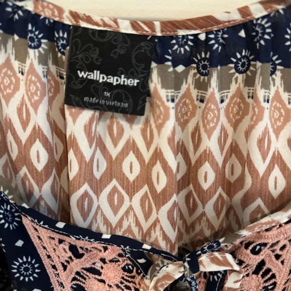End of summer clear out 🔥Make an offer!! Wallpapher Peasant Blouse - Picture 3 of 3